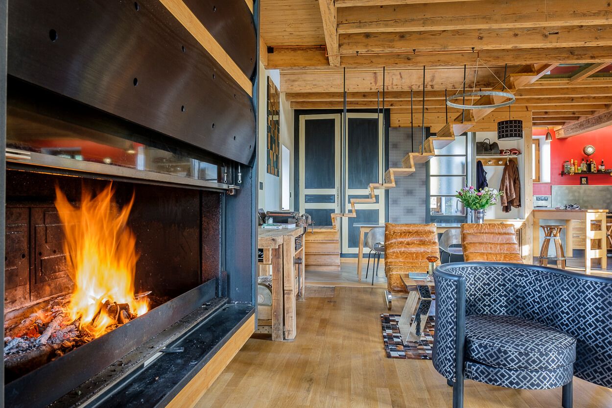 Au coin de la cheminée, le chat ronronne