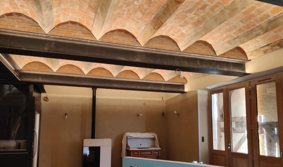 Création d’un plancher sur voûtes en briques et solives sur pointe